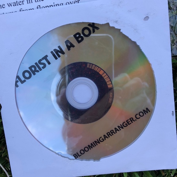 THE DAHLIA BLOOM ARRANGER! - Picture 3 of 8